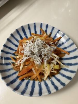 春にんじんとしらすのしりしり