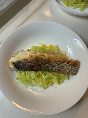 たいのムニエル 春キャベツのハーブ蒸し