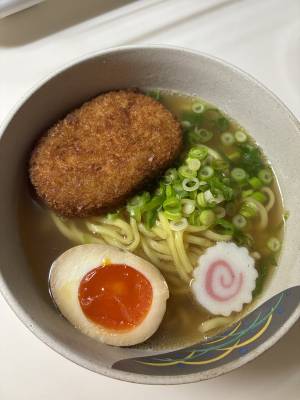 丸鶏スープのラーメン