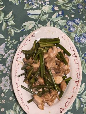 鶏むね肉とにんにくの芽の炒め物
