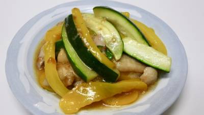 パプリカ、ズッキーニと鶏肉のオイスター炒め風
