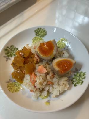煮卵のせ塩鮭（ざけ）チャーハン