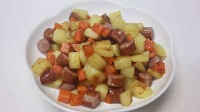 ソーセージ・じゃがいも・にんじんのコロコロソテー