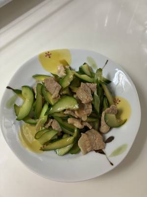 きゅうりと豚バラの甘辛炒めサラダ