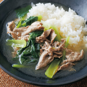 これ一品で大満足♪「小松菜と牛肉のスープかけご飯」レシピ【工程写真付】