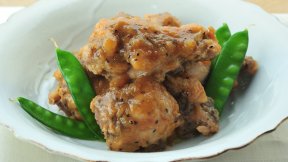 鶏手羽元とキウイの甘辛煮