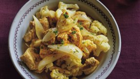 カリフラワーと鶏肉のカレー蒸し煮