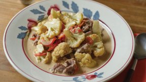 カリフラワーと牛肉のオイスタークリームソース